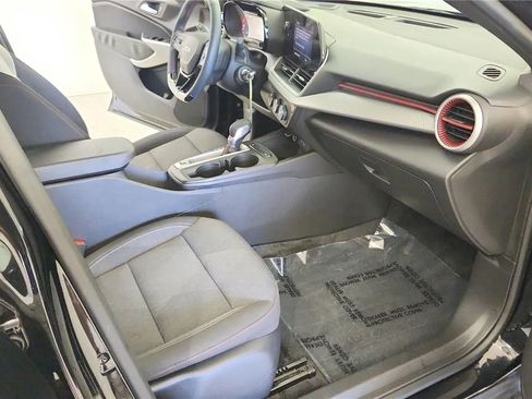 Used 2024 Chevrolet Trax RS w/ Sunroof Package FWD image 37