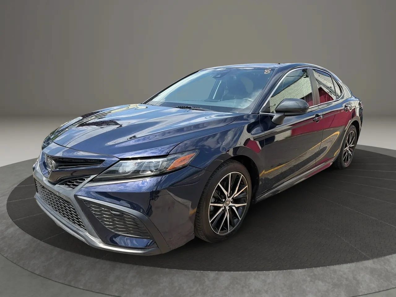 Used 2021 Toyota Camry SE FWD image 1