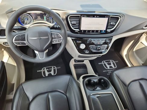 Used 2023 Chrysler Pacifica Touring-L FWD image 13