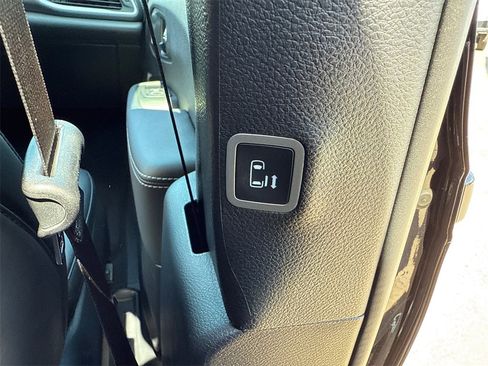 New 2025 Chrysler Pacifica Select w/ Uconnect Theater Family Group image 18