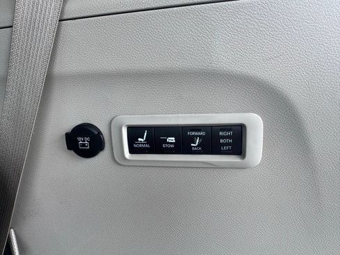 Used 2022 Chrysler Pacifica Limited image 9