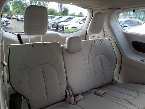Used 2021 Chrysler Pacifica Limited w/ Uconnect Theater Family Group image 15