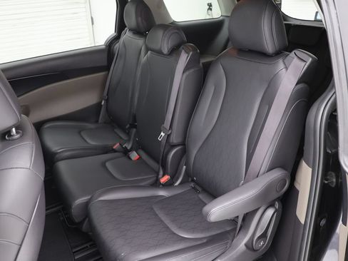 Used 2025 Kia Carnival FWD image 10