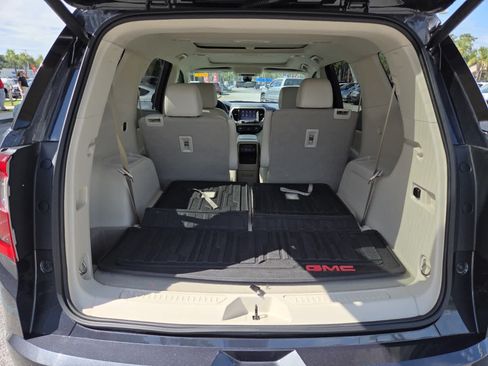 Used 2021 GMC Acadia Denali w/ Denali Technology Package FWD image 7