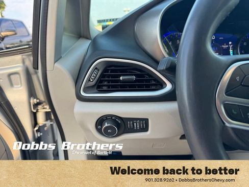 Used 2024 Chrysler Pacifica Touring-L FWD image 16