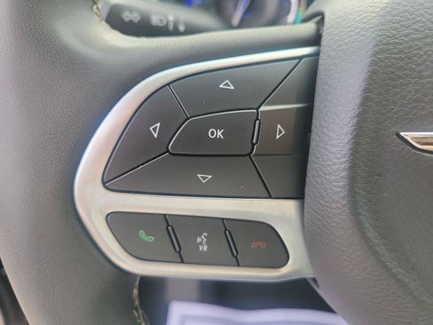 Used 2024 Chrysler Pacifica Touring-L FWD image 25