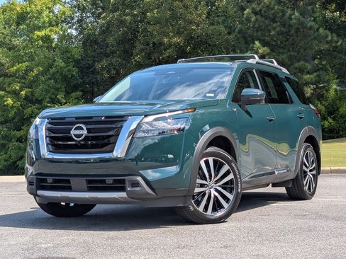 Used 2025 Nissan Pathfinder Platinum w/ Cargo Package FWD image 4