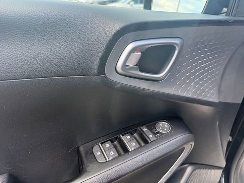 Used 2025 Kia Soul LX w/ LX Technology Package FWD image 18