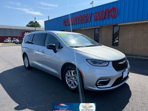 Used 2024 Chrysler Pacifica Touring-L FWD image 1