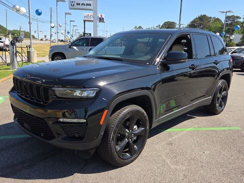 Used 2025 Jeep Grand Cherokee Limited w/ Luxury Tech Group II RWD image 3