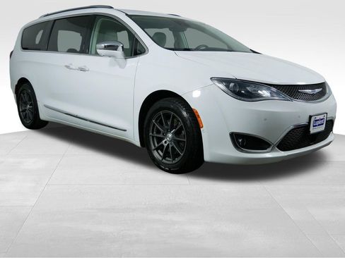 Used 2018 Chrysler Pacifica Limited w/ Tire & Wheel Group FWD image 2