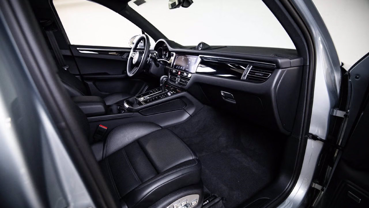Certified 2026 Porsche Macan AWD/4WD image 28