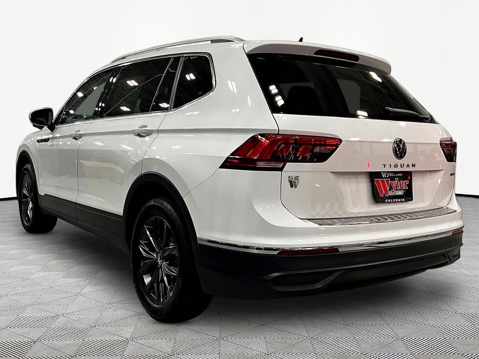 Used 2023 Volkswagen Tiguan SE w/ Panoramic Sunroof Package AWD/4WD image 4