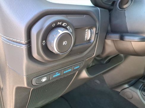 Used 2025 Jeep Wrangler Unlimited Sahara AWD/4WD image 23