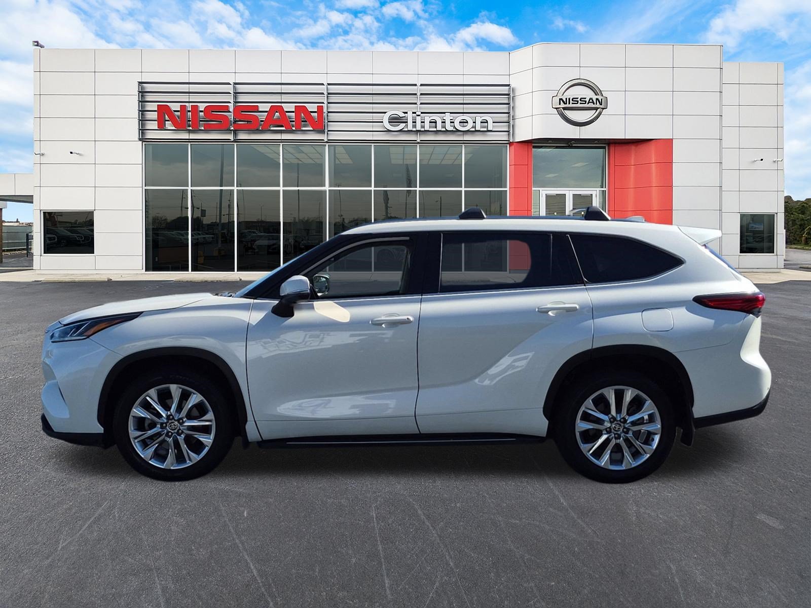 Used 2021 Toyota Highlander Limited FWD image 6