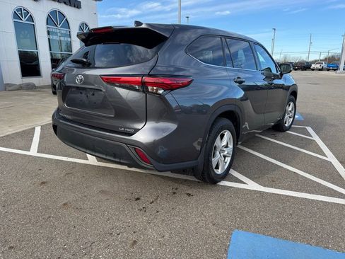 Used 2022 Toyota Highlander LE image 11
