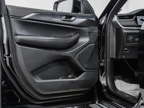 New 2025 Jeep Grand Cherokee Altitude image 34