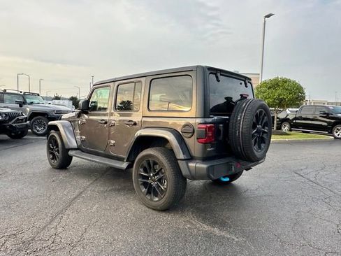 Used 2022 Jeep Wrangler Unlimited Sahara w/ Cold Weather Group AWD/4WD image 11