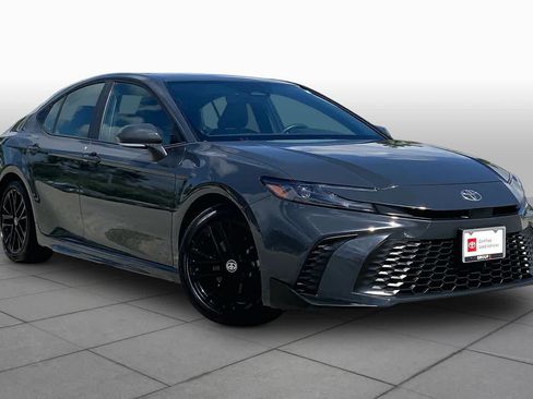 Used 2025 Toyota Camry SE FWD image 3