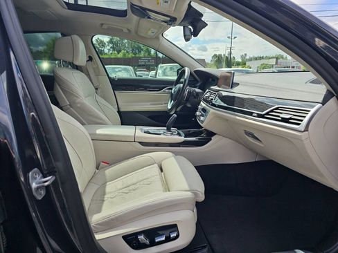 Used 2020 BMW 740i w/ Premium Package RWD image 10