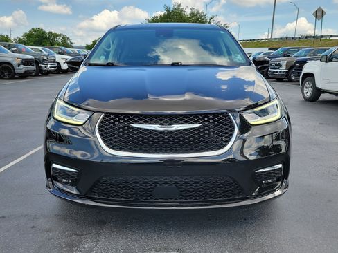 Used 2024 Chrysler Pacifica Touring-L FWD image 2