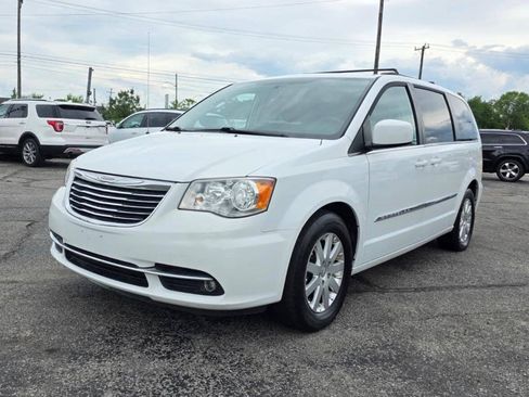 Used 2016 Chrysler Town & Country Touring FWD image 1