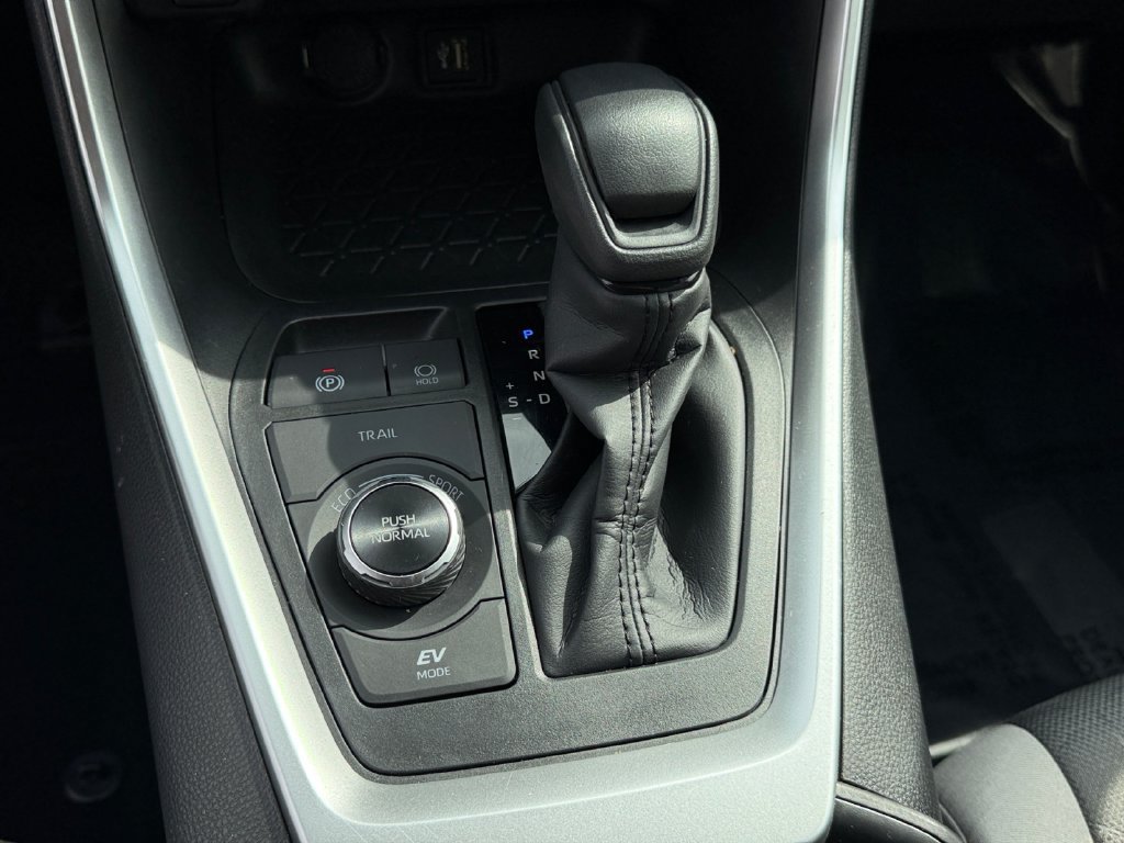 Used 2025 Toyota RAV4 XLE AWD/4WD image 18