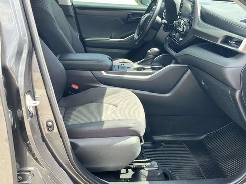 Used 2020 Toyota Highlander LE FWD image 25