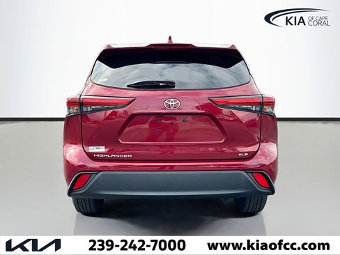 Used 2022 Toyota Highlander XLE image 4