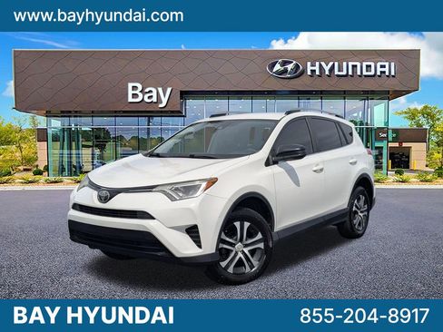 Used 2018 Toyota RAV4 LE image 1