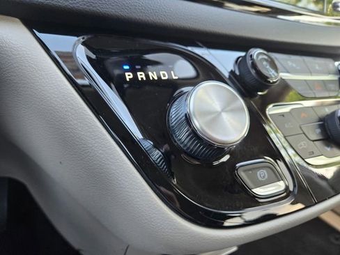 Used 2023 Chrysler Pacifica Touring-L FWD image 20