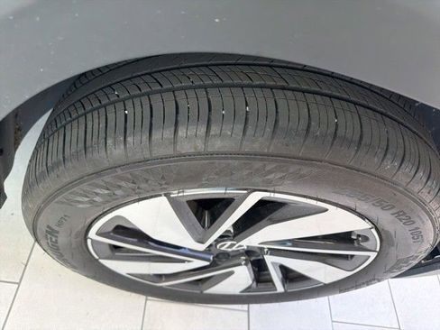 Used 2024 Volkswagen Atlas SE image 13