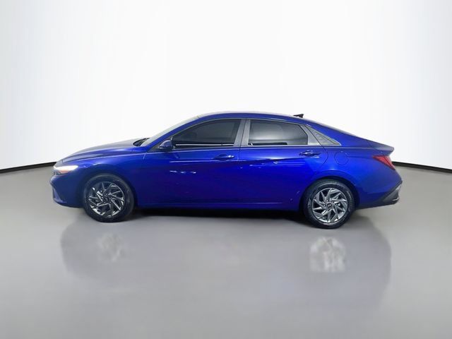 Used 2025 Hyundai Elantra Hybrid FWD image 6