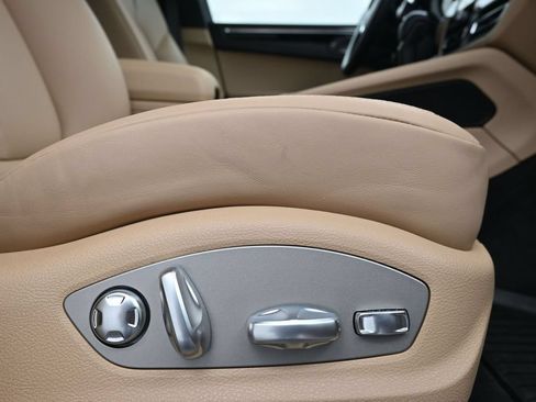 Used 2026 Porsche Macan AWD/4WD image 15