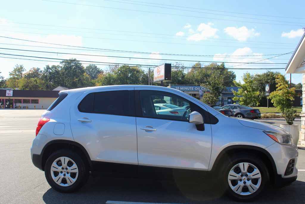 Used 2018 Chevrolet Trax LS FWD image 4