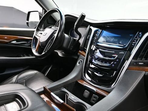 Used 2019 Cadillac Escalade Luxury AWD/4WD image 15