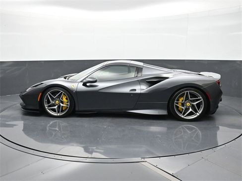 Used 2022 Ferrari F8 Tributo image 2