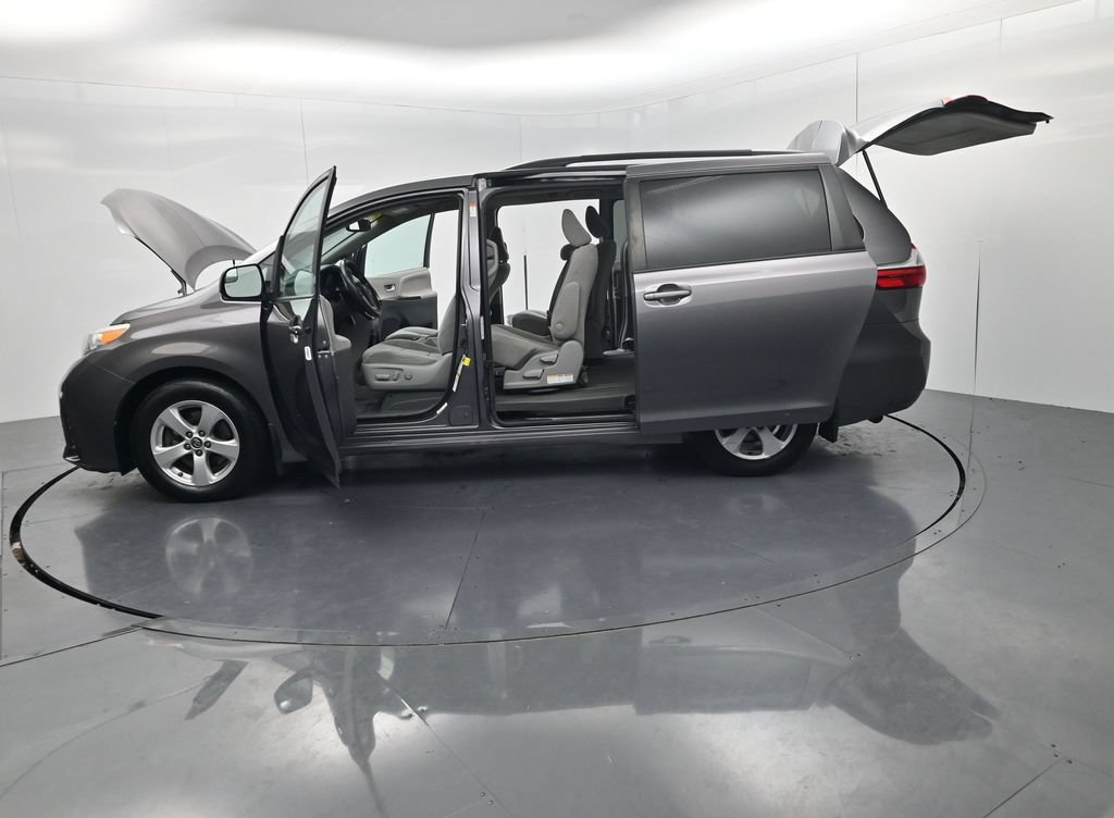 Used 2019 Toyota Sienna LE w/ Carpet Mat Package FWD image 54