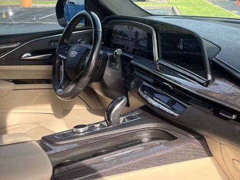 Used 2021 Cadillac Escalade Premium Luxury AWD/4WD image 17