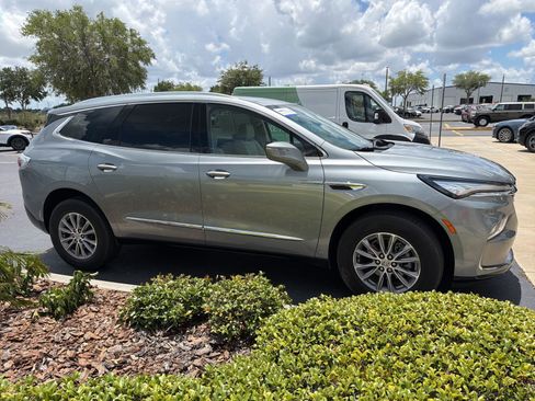 Used 2024 Buick Enclave Essence FWD image 2