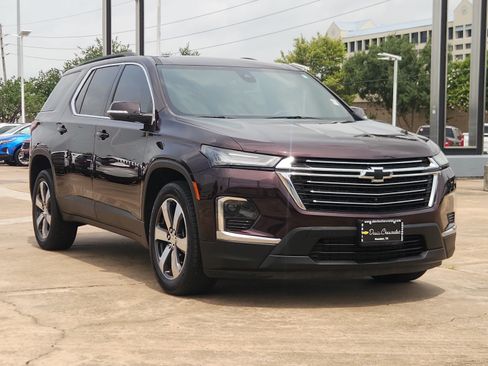 Used 2023 Chevrolet Traverse LT w/ LT Premium Package FWD image 4