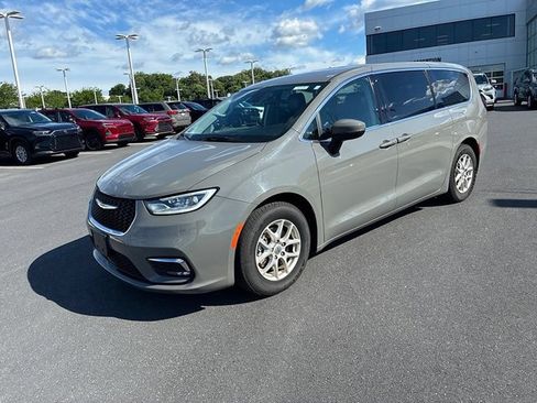 Used 2023 Chrysler Pacifica Touring-L FWD image 15