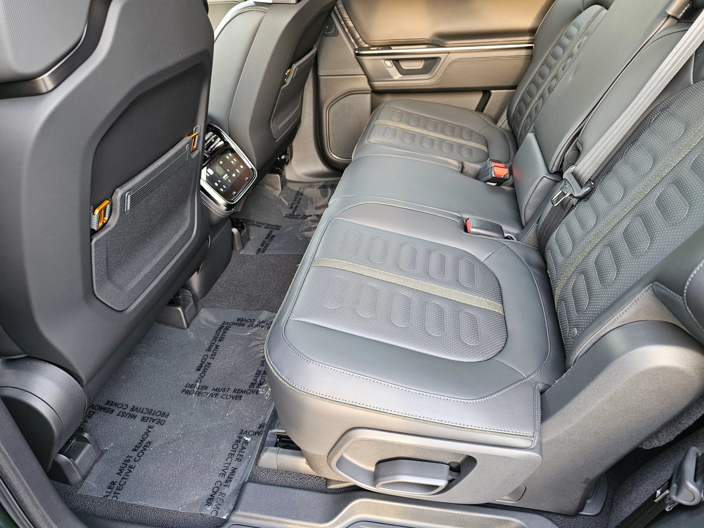 Used 2025 Rivian R1S Adventure Dual AWD/4WD image 23