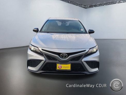 Used 2021 Toyota Camry SE image 2