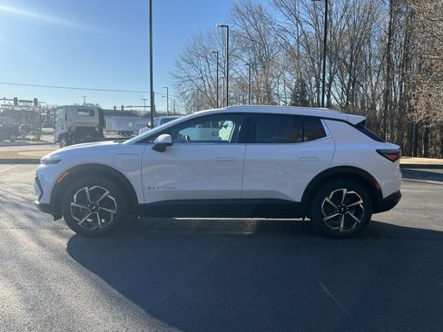 New 2026 Chevrolet Equinox EV LT image 6