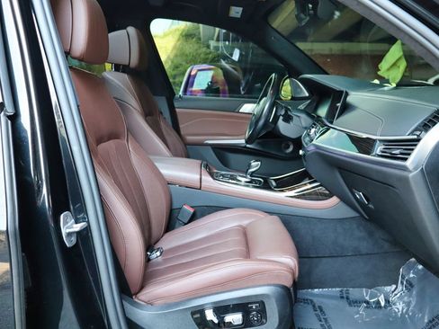 Used 2021 BMW X7 M50i w/ Dynamic Handling Package AWD/4WD image 19