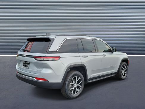 Used 2025 Jeep Grand Cherokee Limited RWD image 3