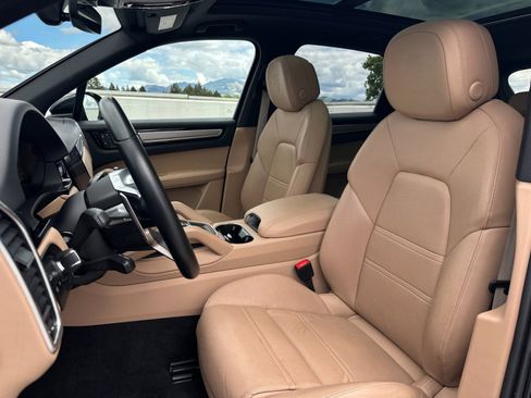 Certified 2023 Porsche Cayenne Platinum Edition image 5