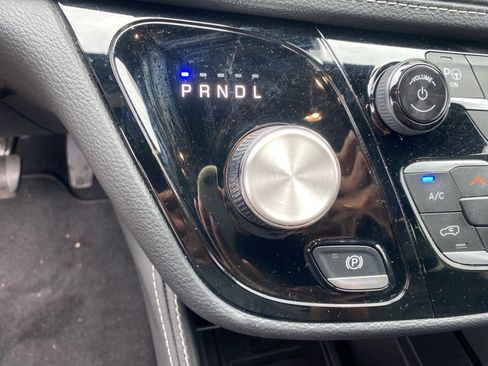 Used 2024 Chrysler Pacifica Premium FWD image 12