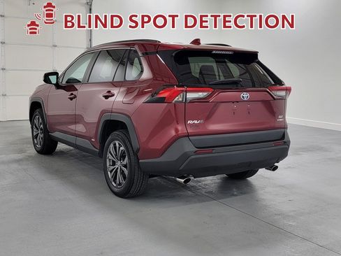 Certified 2022 Toyota RAV4 XLE Premium image 7